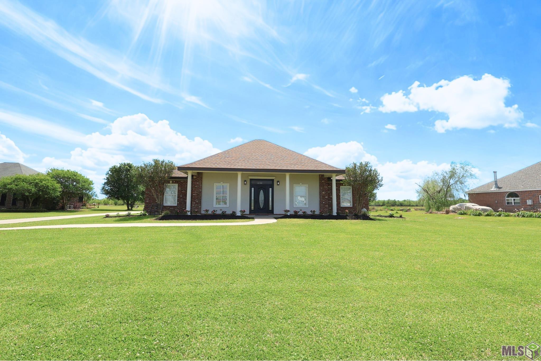 744 East Woodlawn Ranch Road Houma, LA 70363 - Photo 2 of 27
