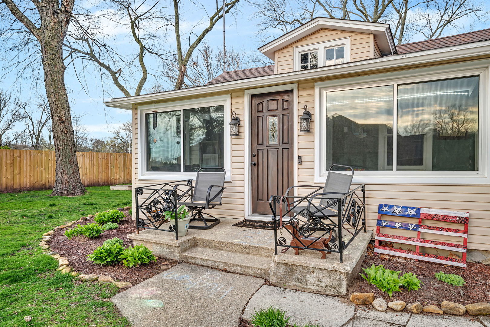 136 Grove Street Braidwood, IL 60408 - Photo 3 of 26 a front view of a house with garden