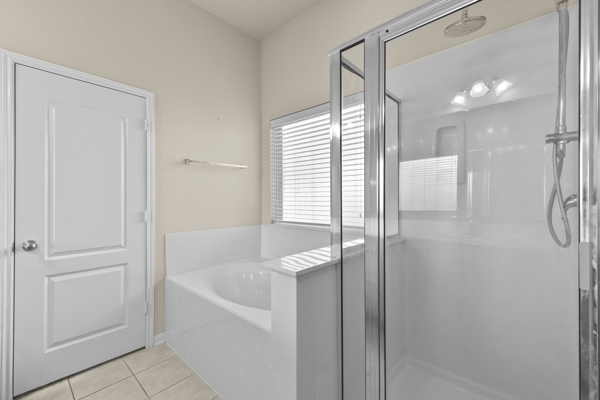 39 Butternut Grove Place Tomball, TX 77375 - Photo 16 of 35 a bathroom with a bathtub and a shower