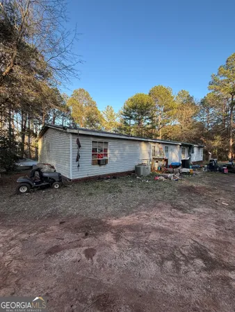 a view of a house with backyard