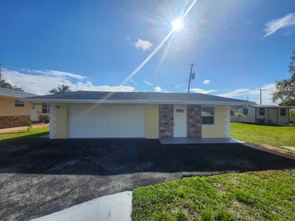 $1,700 | 511 Northwest 60th Way, Unit EAST APARTMENT, Hollywood, FL 33024