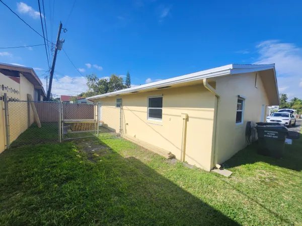 $1,700 | 511 Northwest 60th Way, Unit EAST APARTMENT, Hollywood, FL 33024