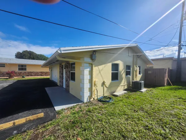 $1,700 | 511 Northwest 60th Way, Unit EAST APARTMENT, Hollywood, FL 33024