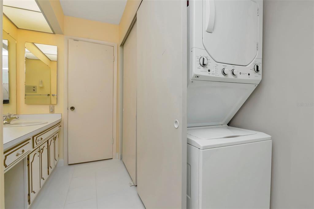 634 Edgewater Drive, Unit 848 Dunedin, FL 34698 - Photo 11 of 40 a utility room with dryer and washer