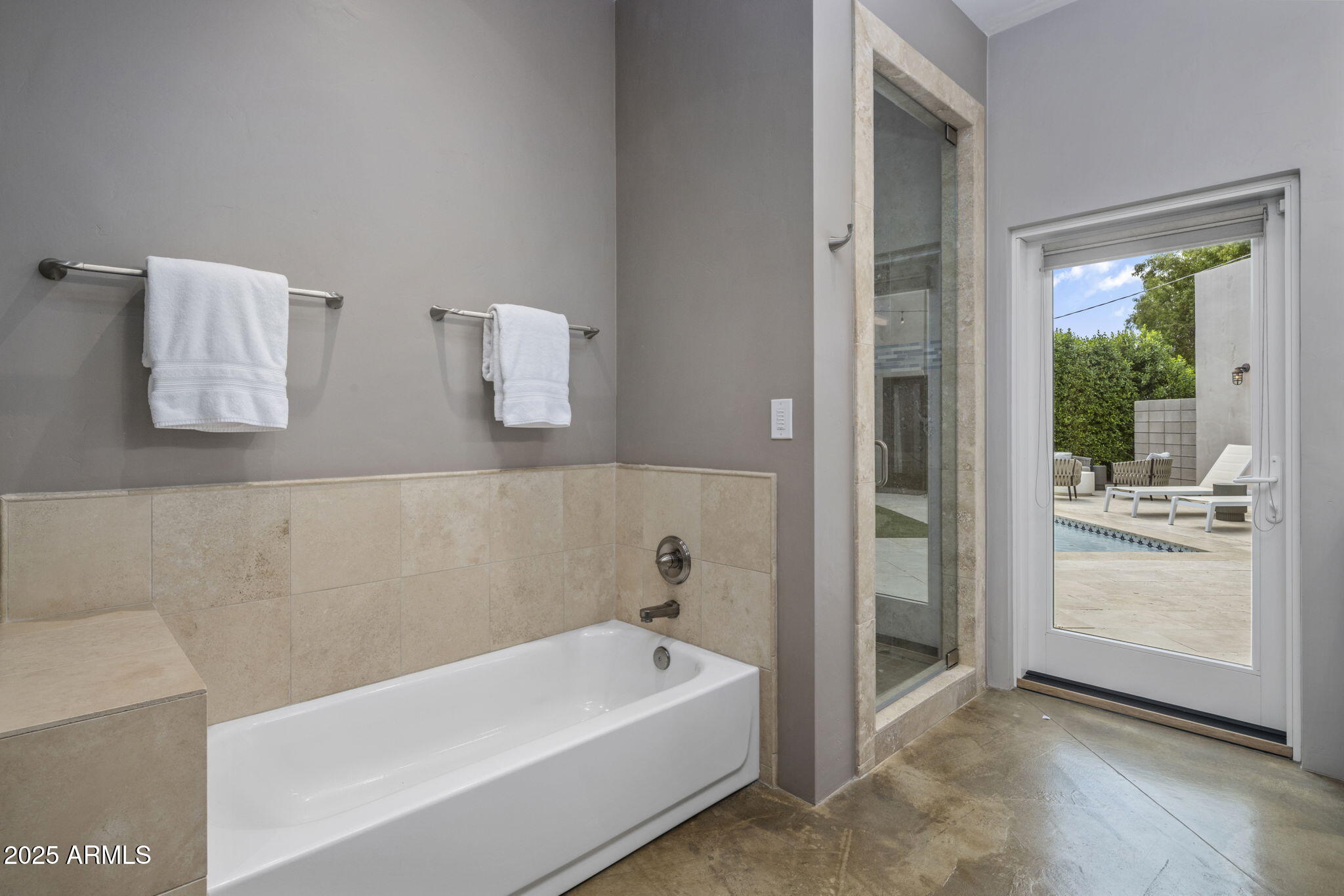 219 East Oregon Avenue Phoenix, AZ 85012 - Photo 18 of 37 Primary Soaking Tub