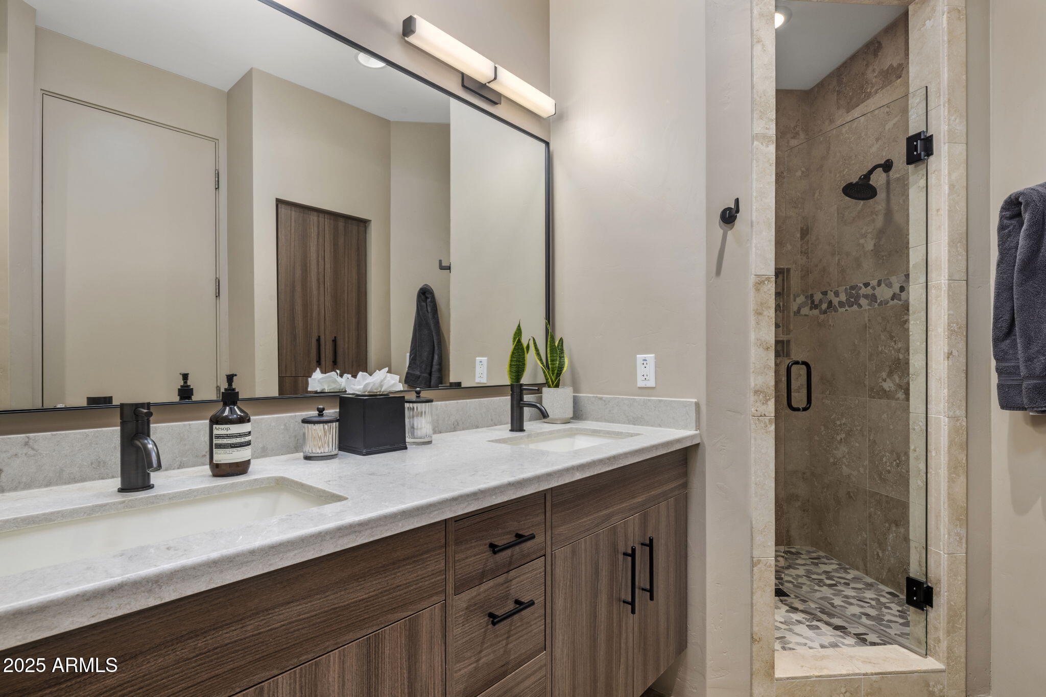 219 East Oregon Avenue Phoenix, AZ 85012 - Photo 22 of 37 Full Guest Bath