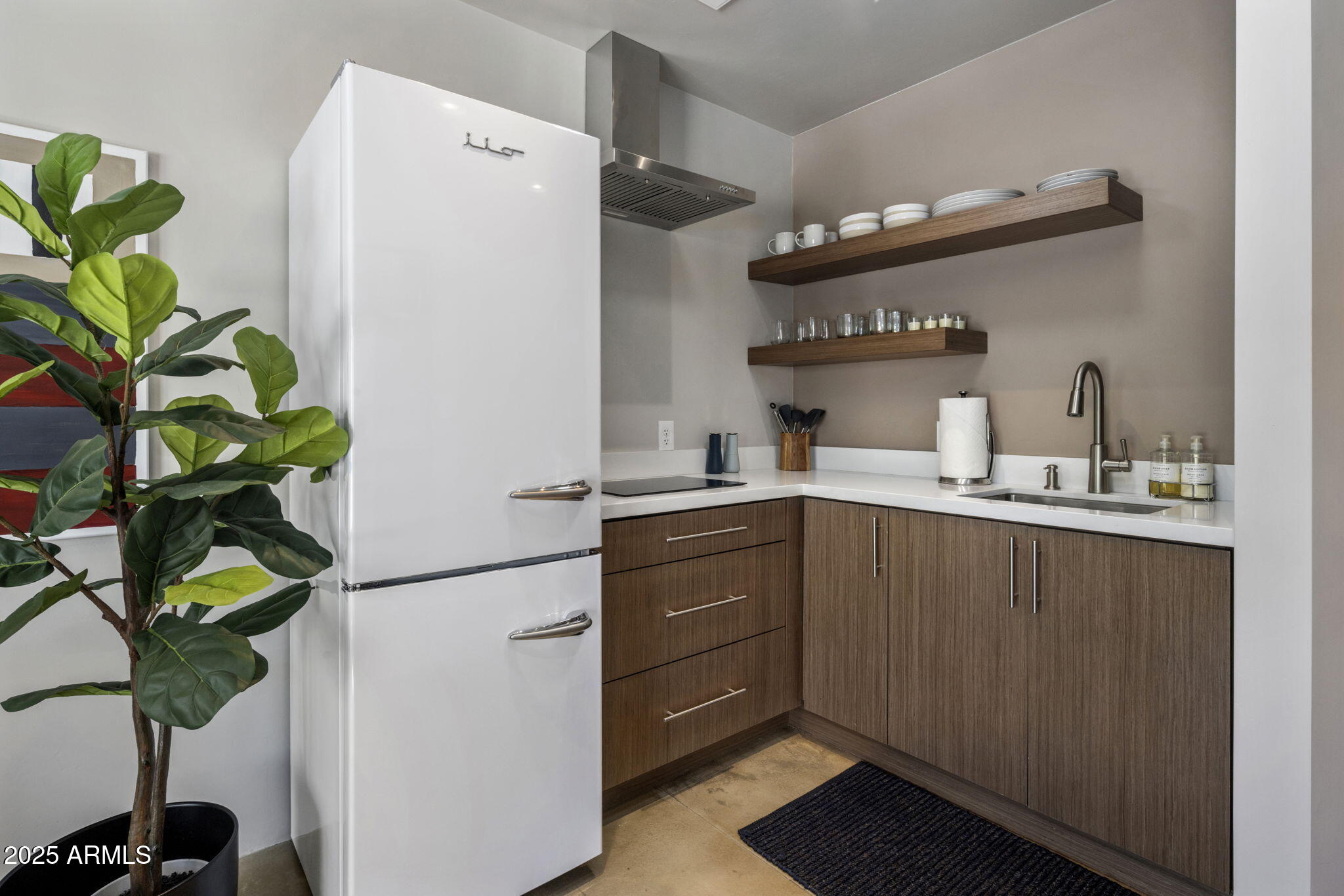 219 East Oregon Avenue Phoenix, AZ 85012 - Photo 30 of 37 Guest House Kitchen