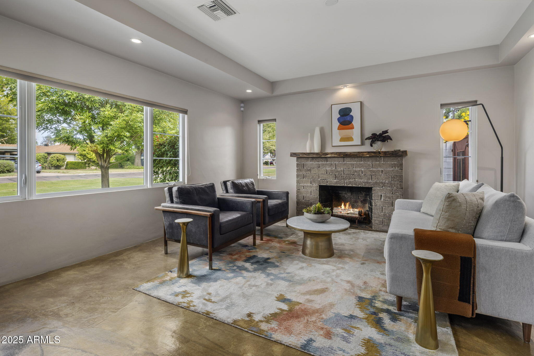 219 East Oregon Avenue Phoenix, AZ 85012 - Photo 4 of 37 Living Room