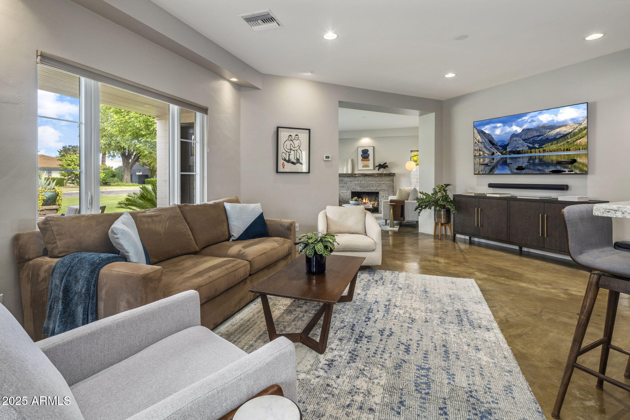 219 East Oregon Avenue Phoenix, AZ 85012 - Photo 5 of 37 Family Room