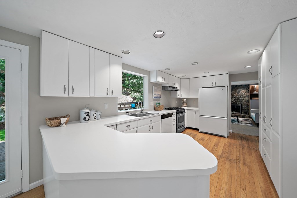 41 Manomet Road Sharon, MA 02067 - Photo 3 of 42 Gallery Image 3
