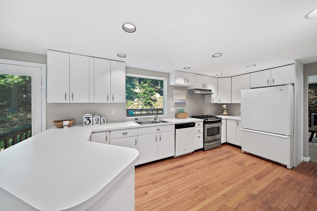 41 Manomet Road Sharon, MA 02067 - Photo 4 of 42 Gallery Image 4