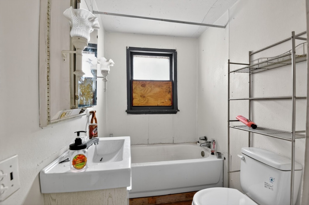 210 South High Street Havana, IL 62644 - Photo 14 of 17 a bathroom with a bathtub sink and toilet