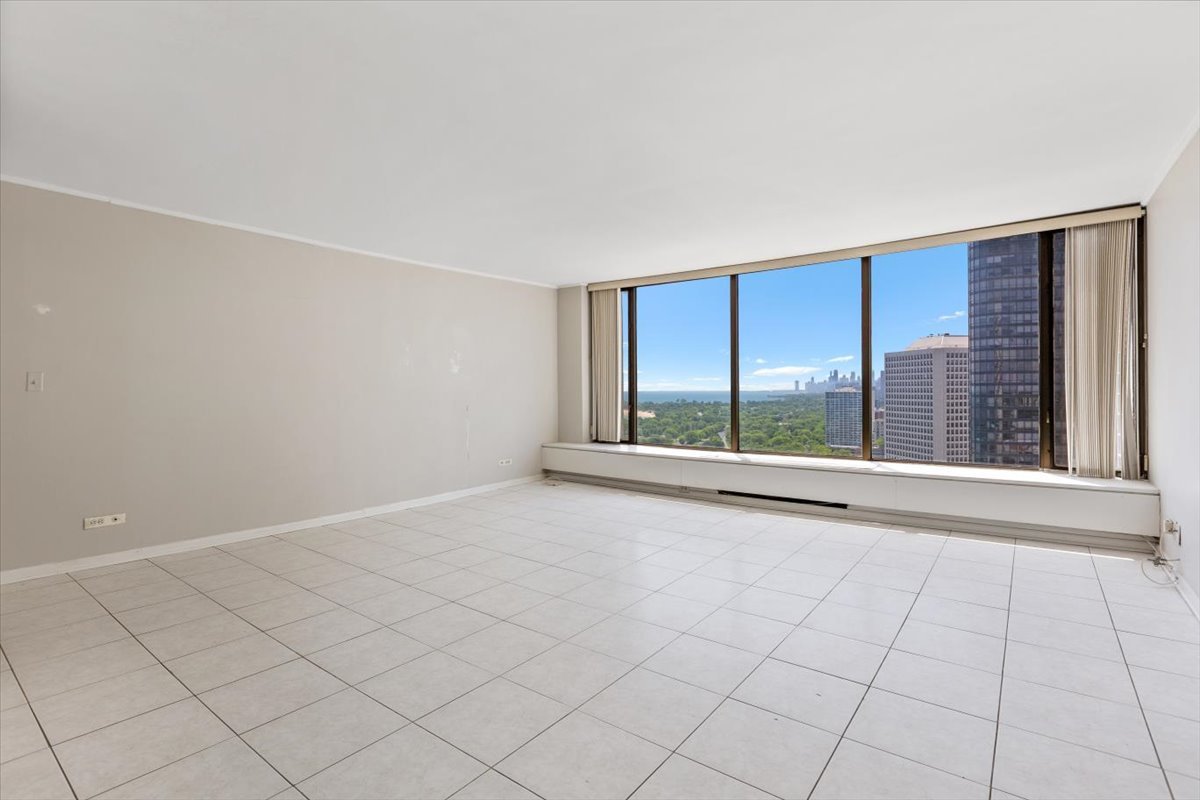 5455 North Sheridan Road, Unit 3106 Chicago, IL 60640 - Photo 3 of 12
