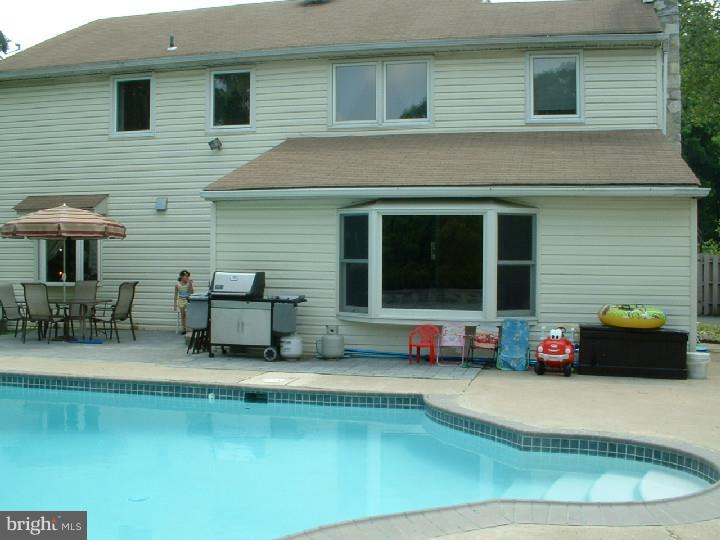 412 Doe Run Lane Springfield, PA 19064 - Photo 4 of 24 Gallery Image 4