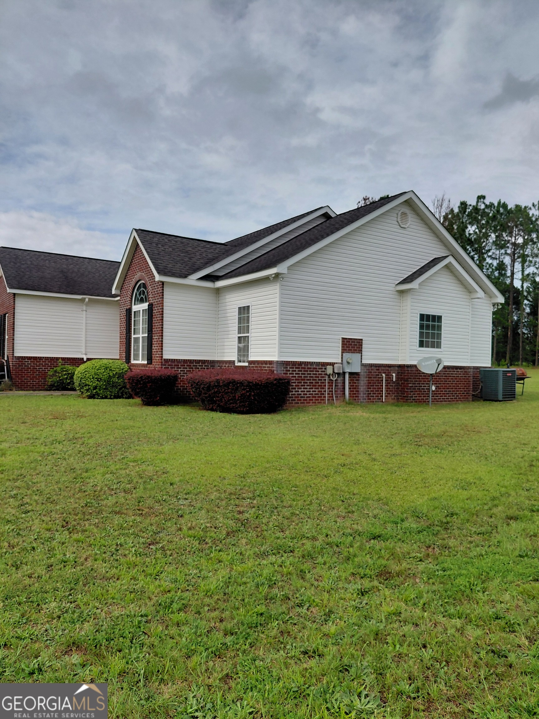 585 Live Oak Way Dublin, GA 31021 - Photo 2 of 34
