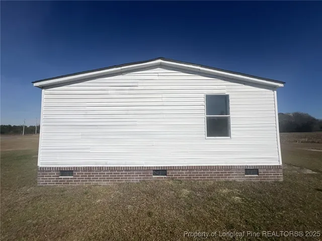 a view of a house with backyard
