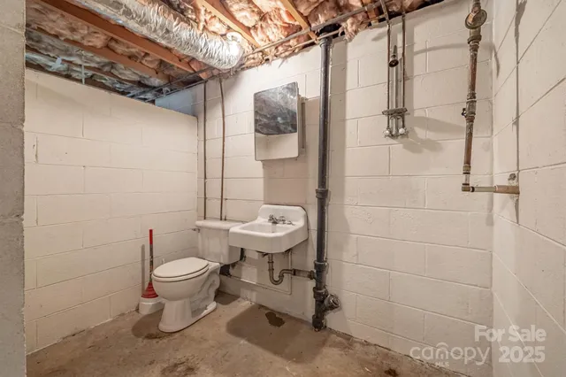 a view of a backyard with backyard