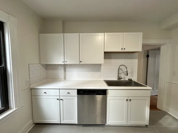 $3,200 | 173 Everett Street, Unit 1, Boston, MA 02134