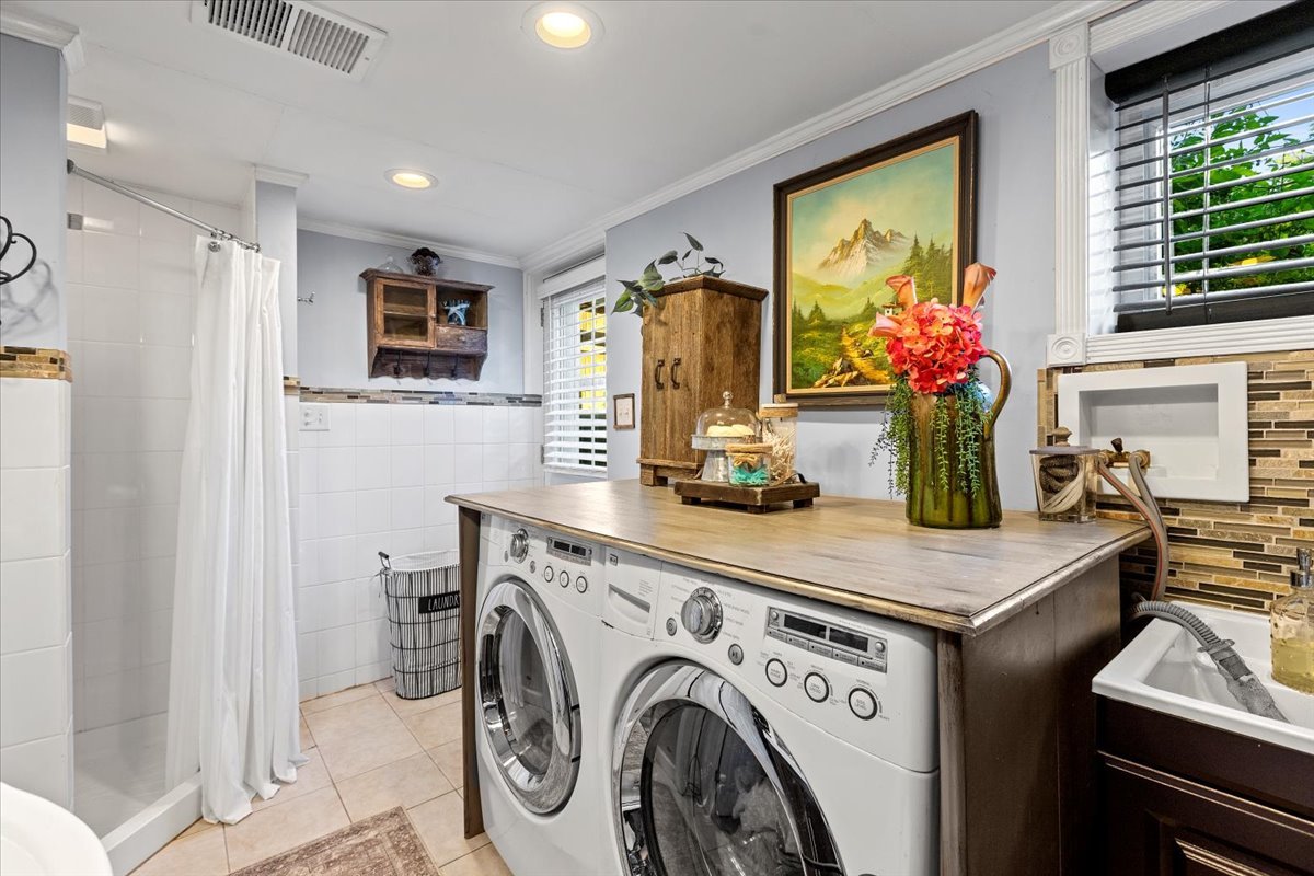 112 Charing Cross Road Lombard, IL 60148 - Photo 11 of 19 a view of washer and dryer with kitchen in the background