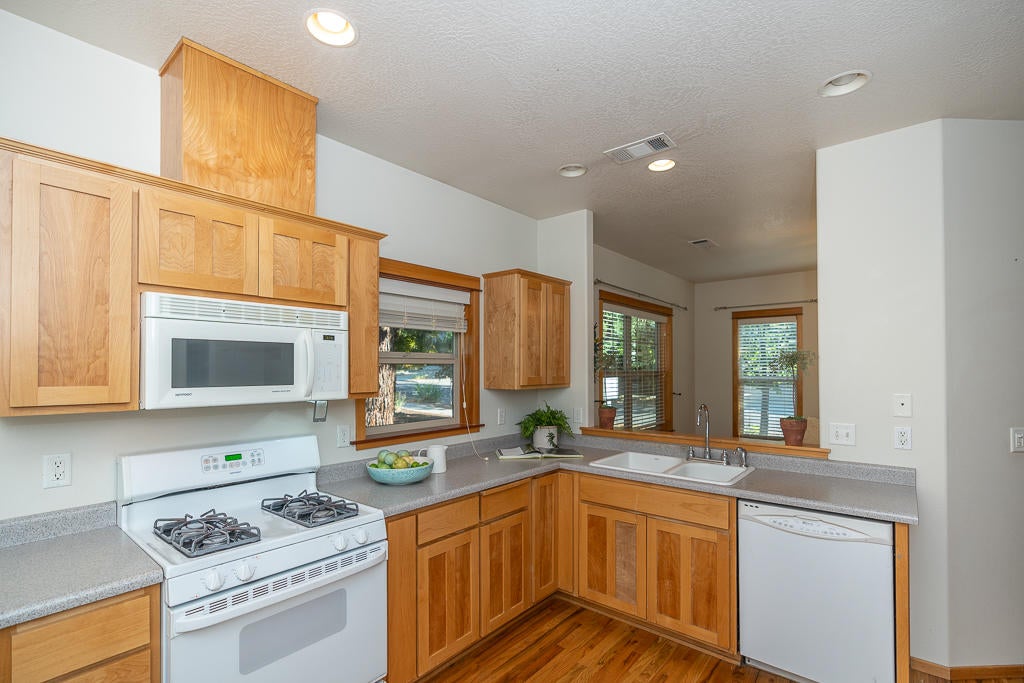 26 Logan Way Talent, OR 97540 - Photo 8 of 28 26 Logan (10 of 54)