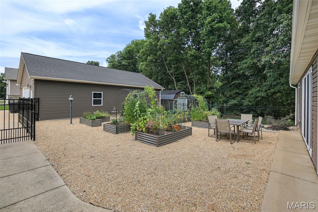8125 Lost Bridge Road Bethalto, IL 62010 - Photo 4 of 41