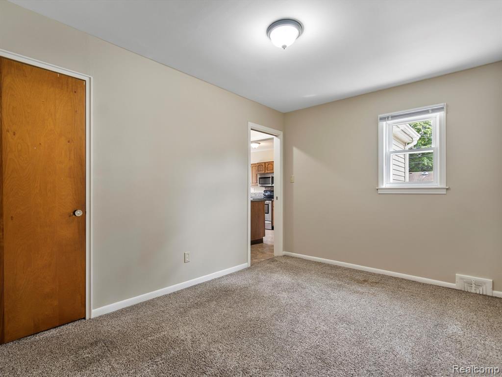 31553 Marblehead Road Farmington, MI 48336 - Photo 15 of 32