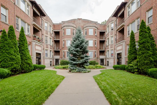 $1,400 | 429 East Oakwood Boulevard, Unit 7, Chicago, IL 60653