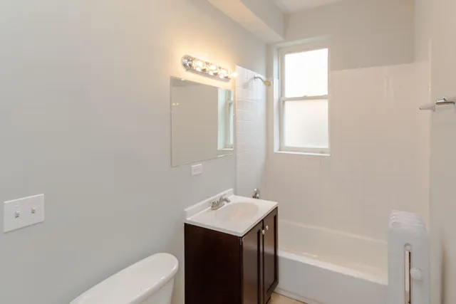 $1,400 | 429 East Oakwood Boulevard, Unit 7, Chicago, IL 60653