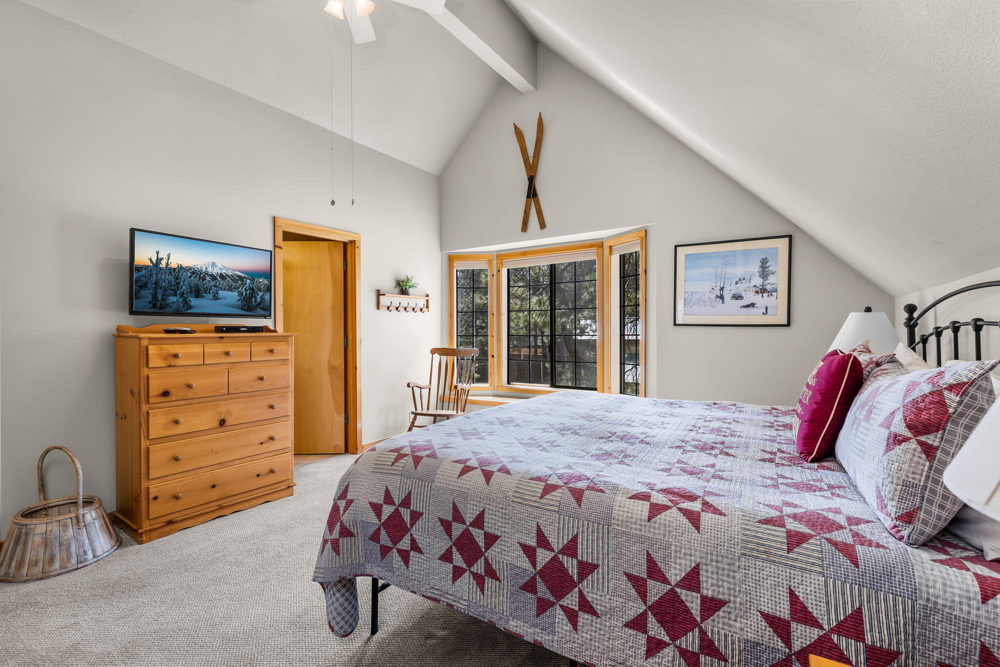 57505 Circle 4 Cabin Road, Unit 29 Sunriver, OR 97707 - Photo 21 of 35 a bedroom with a bed and a dresser