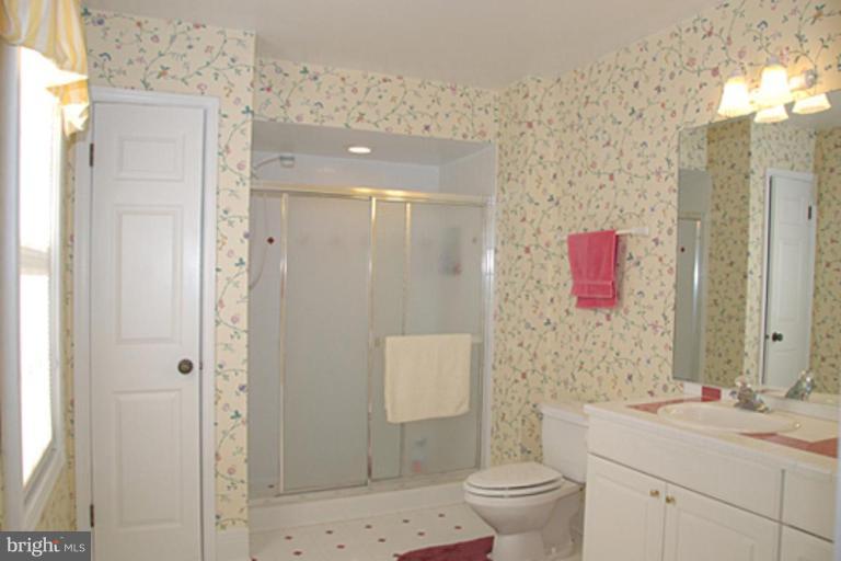 2526 Heathcliff Lane Reston, VA 20191 - Photo 18 of 27 Master Bath