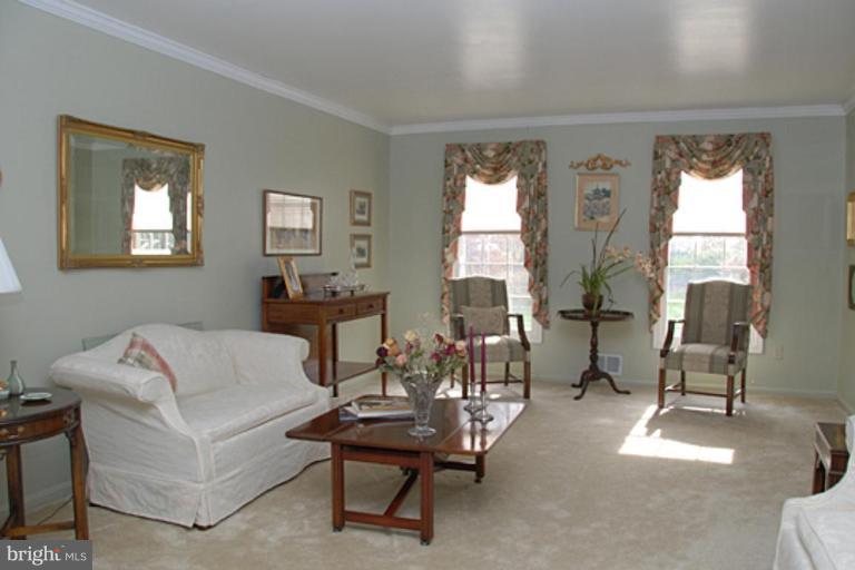 2526 Heathcliff Lane Reston, VA 20191 - Photo 3 of 27 Living Room