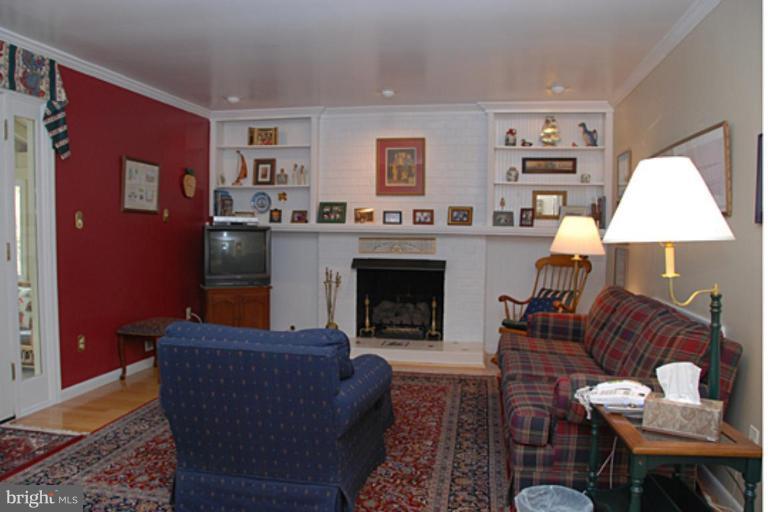 2526 Heathcliff Lane Reston, VA 20191 - Photo 7 of 27 Family Room