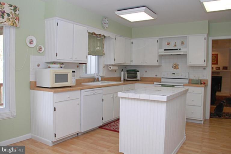 2526 Heathcliff Lane Reston, VA 20191 - Photo 9 of 27 Kitchen