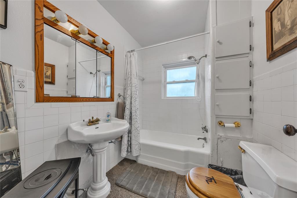 209 Dixie Road Millsap, TX 76066 - Photo 25 of 31 a bathroom with a sink toilet tub and shower