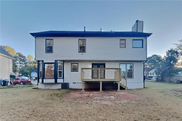 a view of a house with a backyard