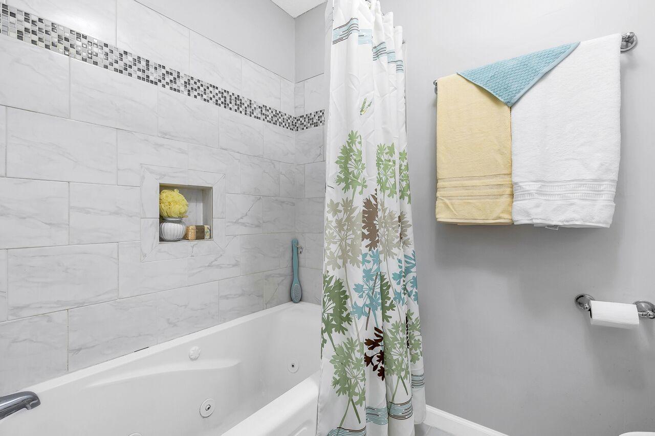9517 Timberlog Drive Chattanooga, TN 37421 - Photo 11 of 19 Jetted tub in master bath