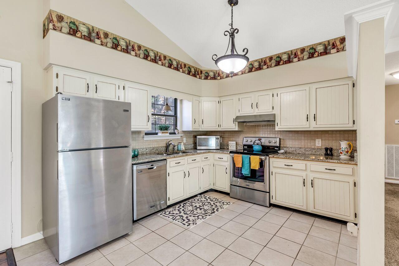 9517 Timberlog Drive Chattanooga, TN 37421 - Photo 5 of 19 All appliances remain