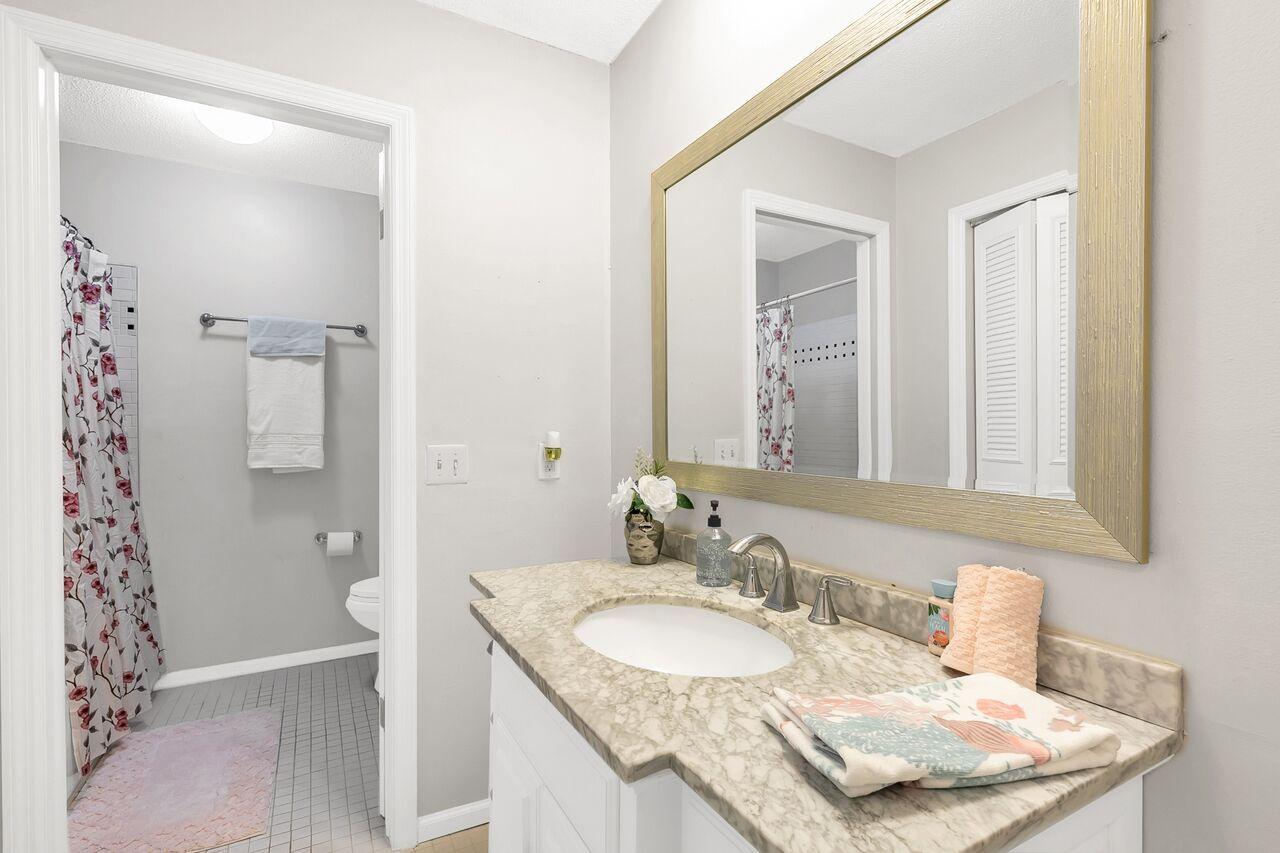 9517 Timberlog Drive Chattanooga, TN 37421 - Photo 6 of 19 Guest bathroom with plenty of space