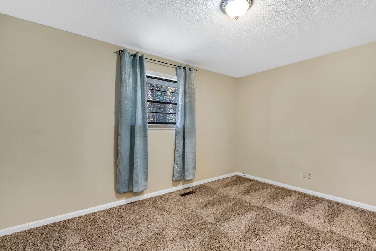 9517 Timberlog Drive Chattanooga, TN 37421 - Photo 7 of 19 Large guest bedroom