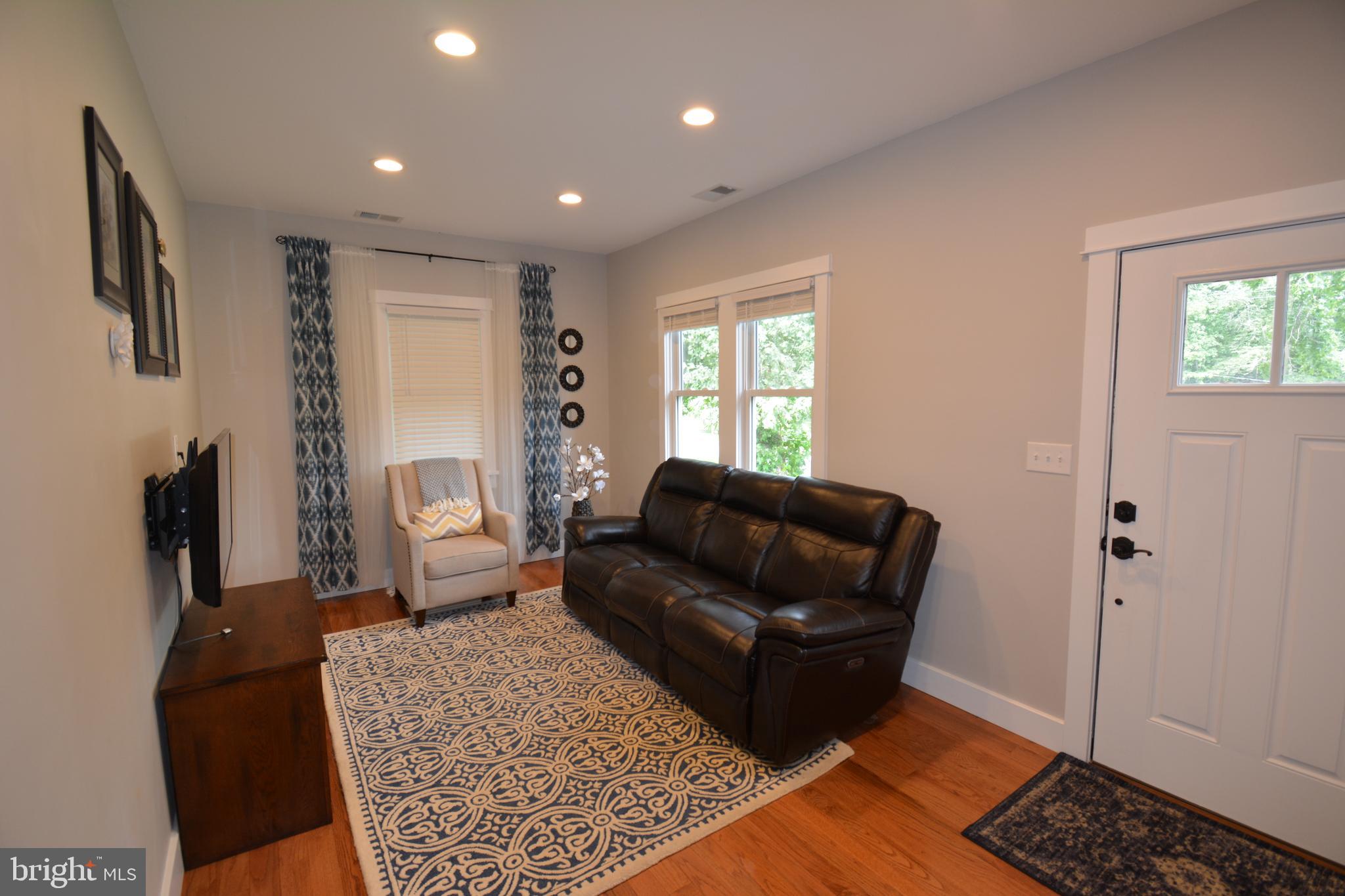 18618 Old Triangle Road Triangle, VA 22172 - Photo 4 of 34 Gallery Image 4