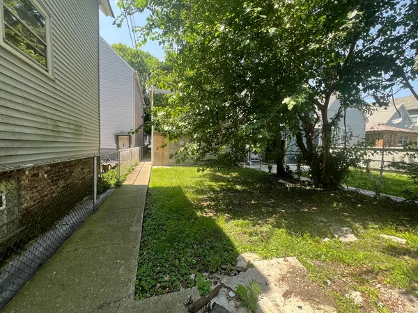 a view of yard with green space