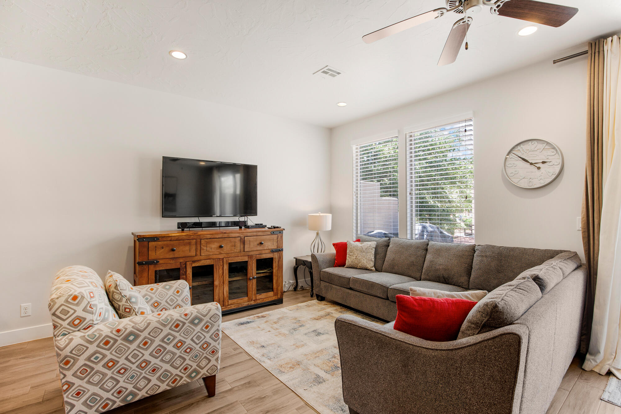 1676 Escapes Drive St. George, UT 84770 - Photo 17 of 38 Living room