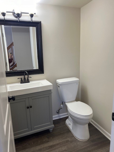 1842 Shetland Road Naperville, IL 60565 - Photo 4 of 30 a bathroom with a sink toilet and mirror