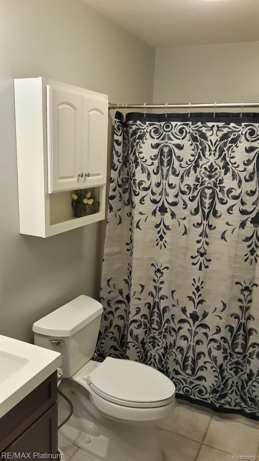 4052 Cedar Lake Road Howell, MI 48843 - Photo 16 of 34 Entry level bathroom
