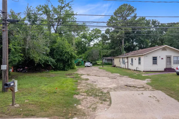 a view of a house with backyard and garden
