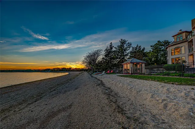 a view of a yard with a house