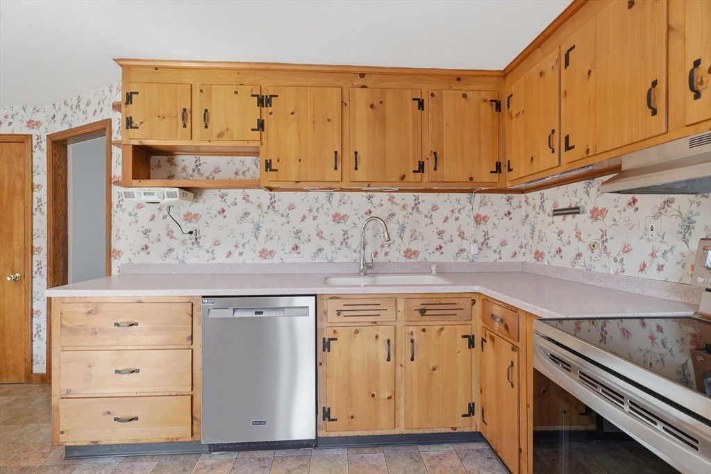 6 Spring Terrace Shrewsbury, MA 01545 - Photo 7 of 20 Gallery Image 7