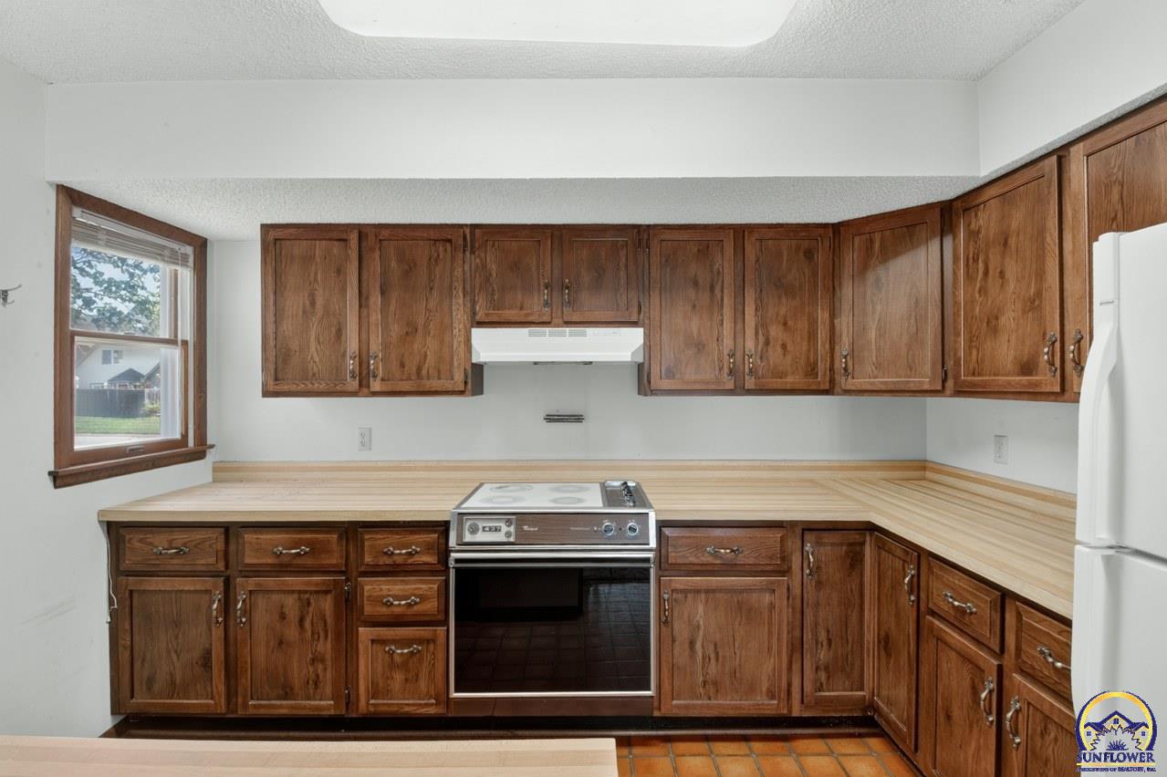 5701 Southwest Arrowhead Court Topeka, KS 66614 - Photo 17 of 36