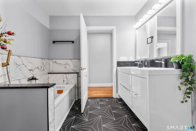 $975,000 | 370 West Mountain Road, West Simsbury, CT 06092