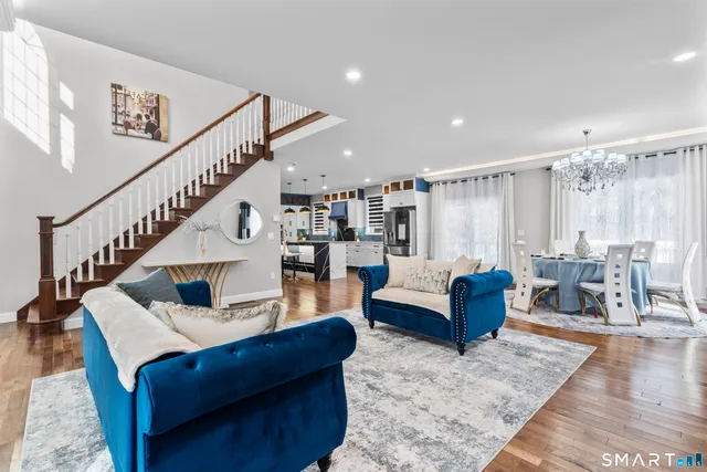 $975,000 | 370 West Mountain Road, West Simsbury, CT 06092